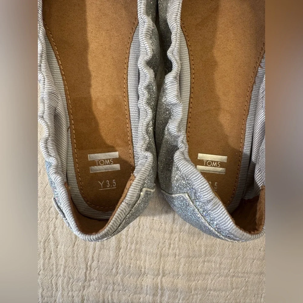 Brand new! Toms Silver Glitter Girls’ Ballet Flat, sz 3.5y